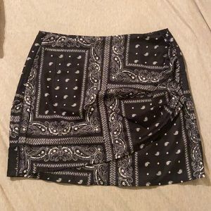 Bandana patterned black and white skirt!!